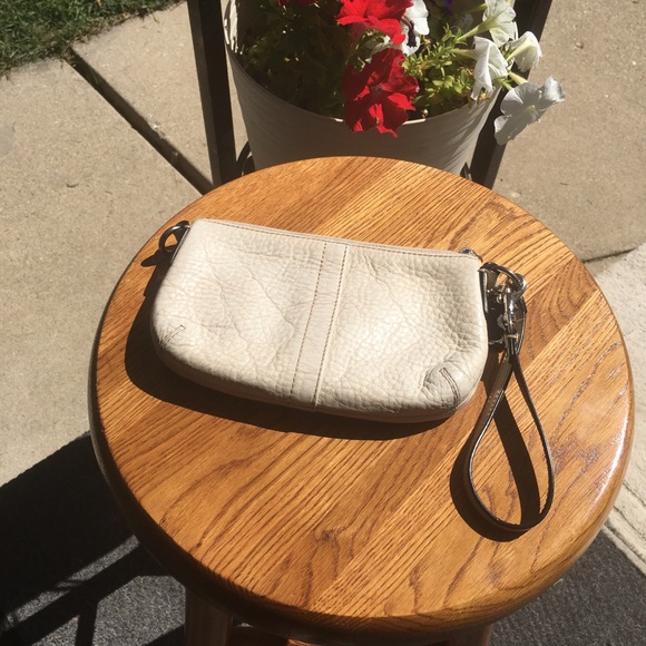 Lovely White Leather COACH Wristlet - Picture 4 of 6
